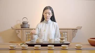 4K茶艺师操作倒入茶叶器皿视频的预览图